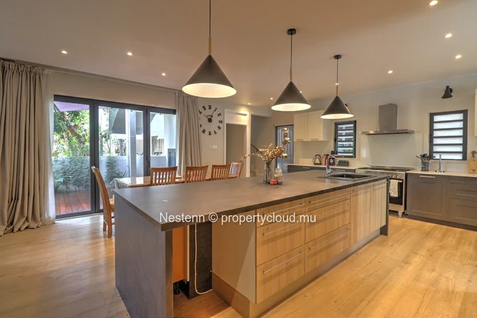 4-bedroom house  with secure garage and mountain view