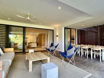 Elegant Lagoon-Level Apartment in Black River – Garden, Light & Privacy