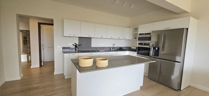 Appartement Moderne De 3 Chambres À Louer – Pointe D’Esny
