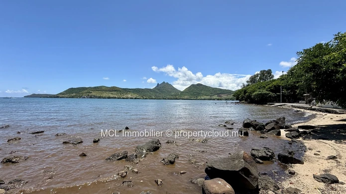 Terrain en front de mer et riviere