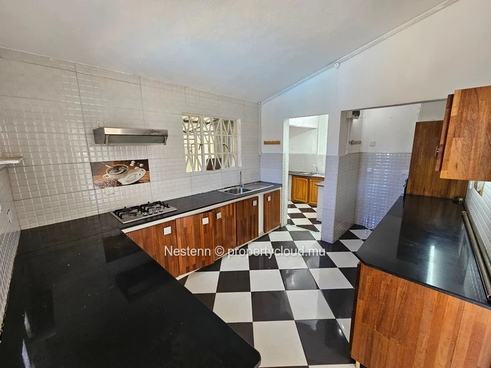 Charmante maison familiale de 4 chambres avec piscine – À distance de marche de la plage 