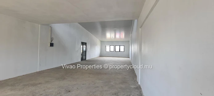 Local Commercial à louer à Calebasses, Terre Rouge, 114m², Parking 4, Prix Rs 70 000.