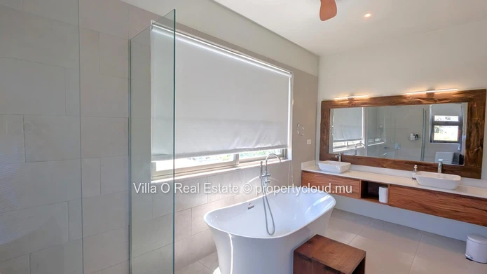 Séduisante maison au look sophistiqué, grâce aux matériaux noble et finitions haut de gamme. La piscine au sel est su...