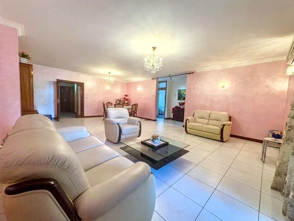 Elegant 3-BR Apartment in Quatre Bornes with Modern Amenities