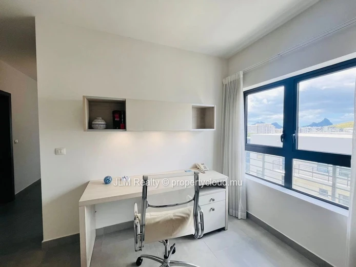 Penthouse Moderne de 2 Chambres avec Vue Panoramique sur le Parc à Louer à Phoenix, Île Maurice
