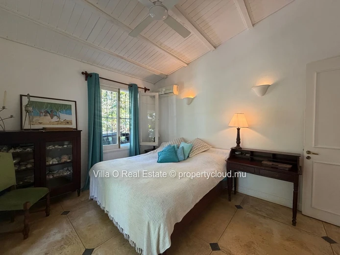 A true marvel, this lovely Creole house with 4 bedrooms, including 2 en-suite, and its vast colonial terrace exudes w...