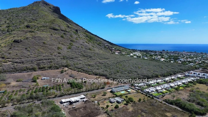 TAMARIN - Plot of land with mountain views - 2100m2