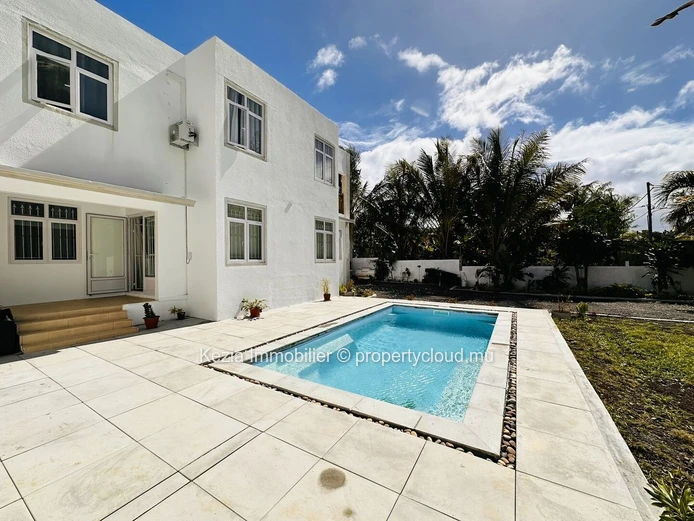 Une Grande Maison Familiale Avec Piscine À Calodyne