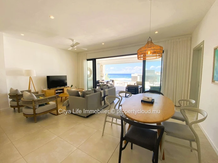 "Penthouse R+2 à vendre à Poste Lafayette, 226m², 3 chambres, piscine commune, Prix Rs 35M. À voir rapidement!"