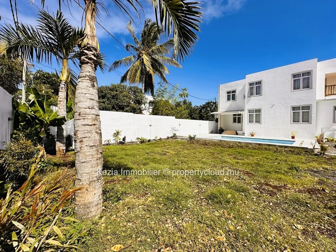 Une Grande Maison Familiale Avec Piscine À Calodyne