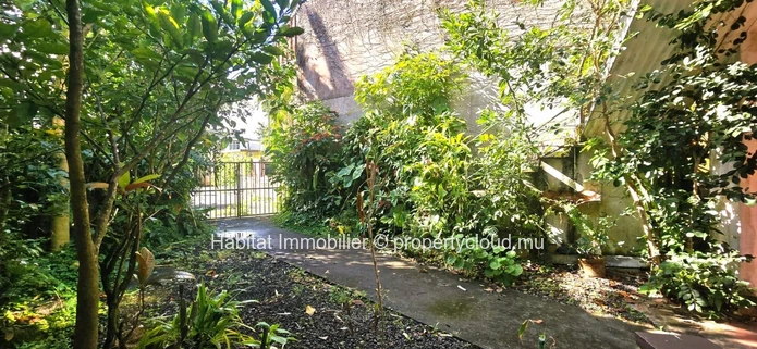Freehold residential land of 98 toises at Curepipe