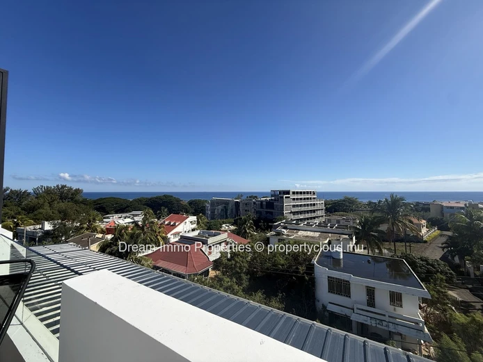 Penthouse meublé de 2 chambres avec rooftop privé & vue mer à Flic en Flac – Ile Maurice