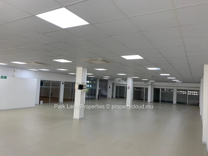 Batiment commercial avec retour locatif stratégiquement situé à Phoenix