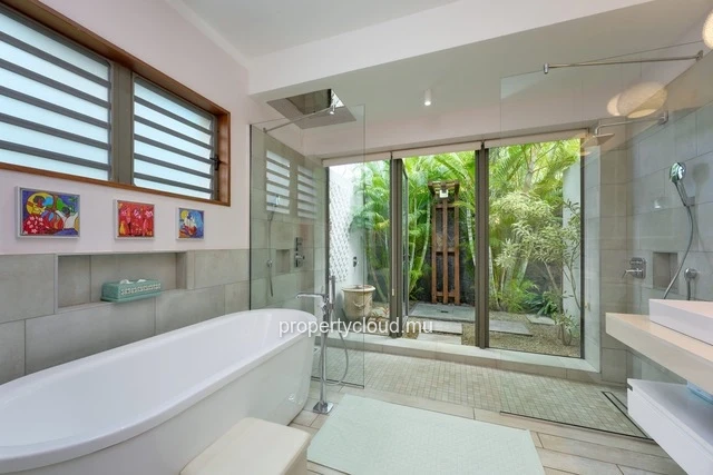 A vendre villa 3 chambres en suite accessible aux étrangers à Balaclava.