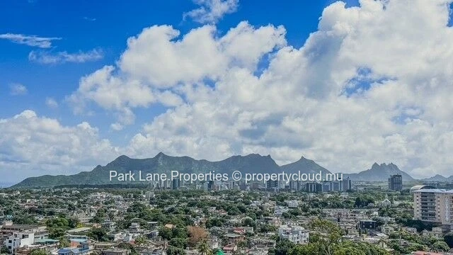 Superbe appartement moderne de 330 m² avec vue imprenable sur la montagne et la mer
