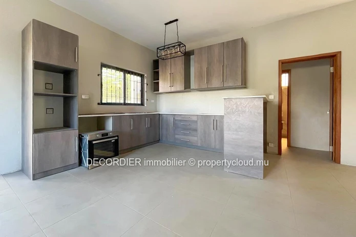 Villa élégante en cours de construction avec piscine et jardin