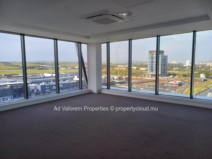 Découvrez cet espace de bureaux professionnels de 398 m² situé au 12? étage d'un immeuble prestigieux à Ébène!
