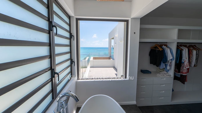 Pereybere – Exceptional penthouse with sea view and direct beach access