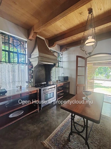 MAURITIAN VILLA for sale in Tamarin, Black River. 390m², 4 bedrooms, private pool, equipped kitchen, garden. 
