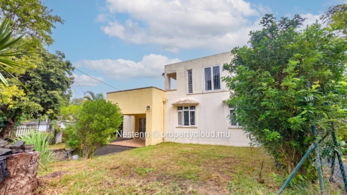 Contemporary 5-bedroom house 