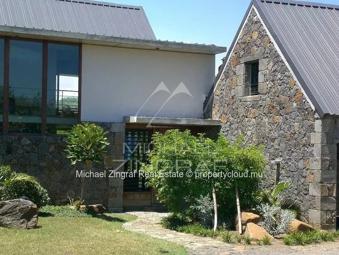 Élégante Villa en Bord de Rivière dans un Quartier Résidentiel Prisé – Balaclava