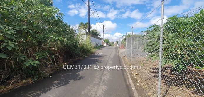 20,68 Perches Terrain Résidentiel & Commercial en Toute Propriété à Vendre – Paillote, Vacoas