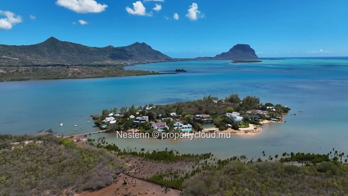 3 bedrooms apartment of 155m2 feet in the water on the exclusive site