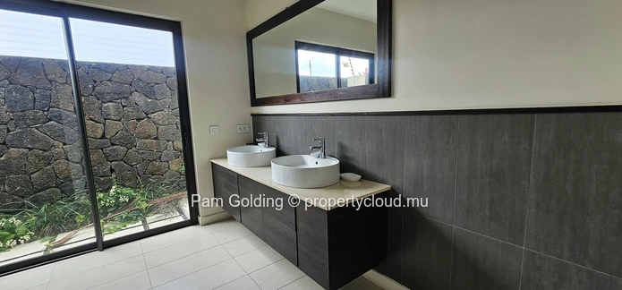Villa de 4 chambres à vendre à Pereybère, acceptant les animaux | Piscine privée & garage