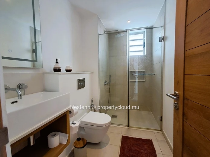 Modern duplex apartment with sea view and beach access