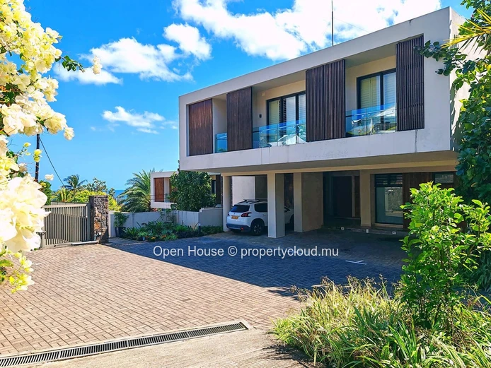 Luxurious Townhouse/Duplex in Tamarin with Communal Pool & Mountain Views - 3 Beds, Office, Fully Furnished, Rs 44M