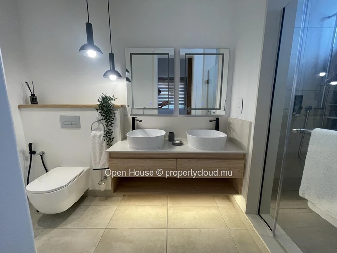 Appartement pieds dans l'eau à louer (meublée) à Grand Gaube, 250m², 3 chambres, piscine commune, proche plage, vue m...