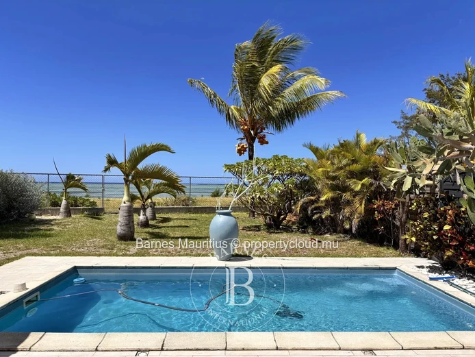 RIAMBEL- Propriété pieds dans l'eau - 3 Villas