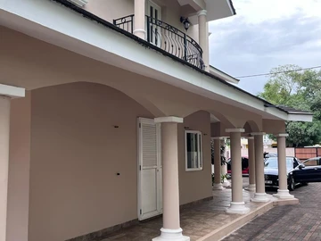6 Bedroom House