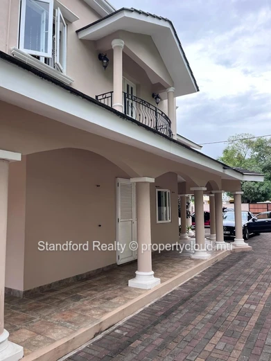Villa à Vendre – 6 Chambres, Tombeau Bay, Nord