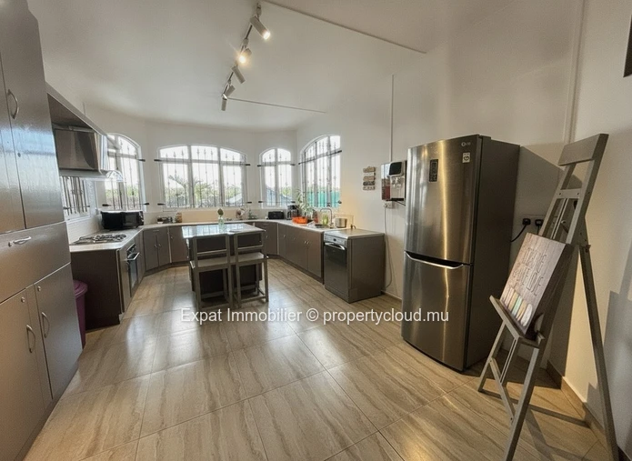 Villa 3 Chambres Avec Piscine, Garage Et Beaux Volumes – Péreybère