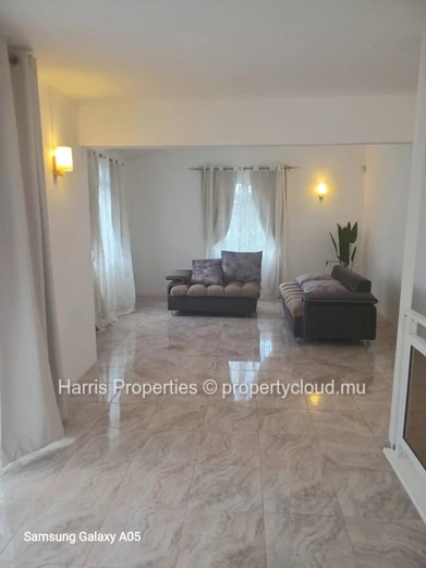 Villa entièrement rénovée à louer à Roches Noires