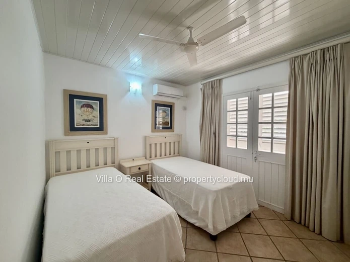 Charmante maison de plage avec le cachet de l'ancien offrant un style de vie dans la nature et le luxe d'une vue en s...