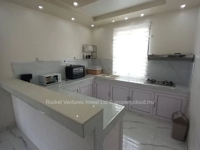 Bel Appartement de 4 Chambres à Louer à Pereybere, Grand Baie, avec Piscine