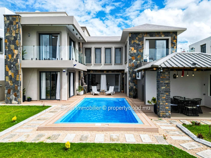 Exceptional Villa With Generous Spaces – Péreybère