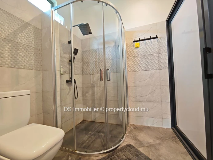 Villa À Vendre – Moderne Avec Piscine – Confort À Grand Baie- Nord