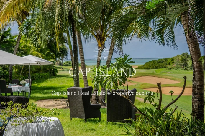 Villa d’exception sur le golf, jardin tropical et vue mer