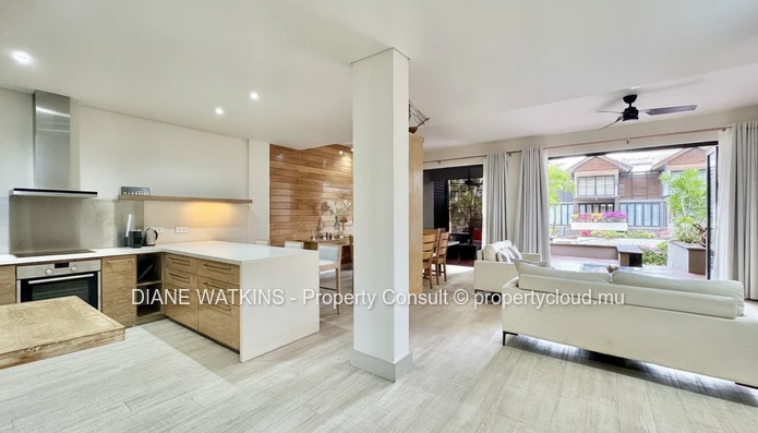 Duplex de 3 chambres en bord de marina à vendre à Rivière Noire