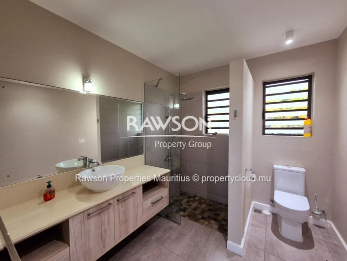 Maison d’Exception de 4 Chambres à Louer | Domaine Sécurisé à Tamarin | Vue sur les Montagnes & Jardin de 4 221 m² 