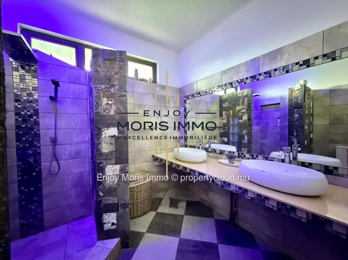 Modern 3-Bedroom Villa with Pool – For Rent in Grand Bay
