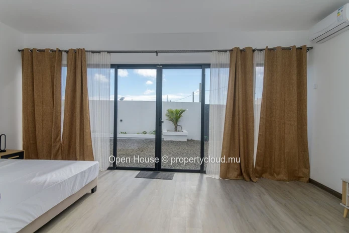 A LOUER - Villa - Grand Baie, 128m², 3 chambres, piscine privée, meublée, climatisée, à Rs 175.000
