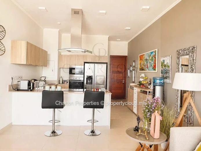 Prestige 3-bedroom ground-floor apartment with private garden and panoramic sea view