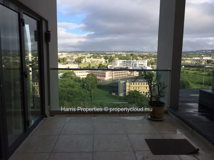 Élégant penthouse sur deux niveaux à vendre à Quatre Bornes