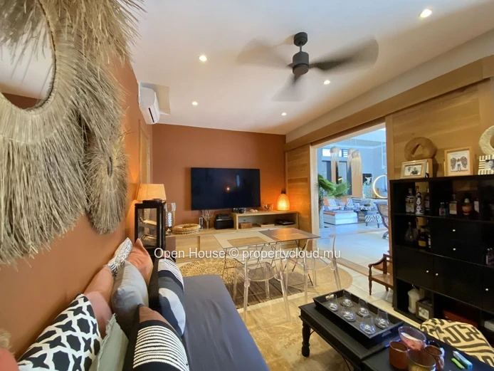 A VENDRE - Villa contemporaine de 300m2  - 4 chambres - salle de vie de 80m2 - cuisine extérieure - buanderie - pisci...