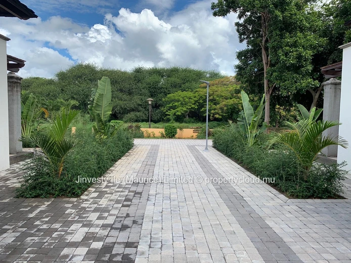 FOR SALE — EXCEPTIONAL VILLA 400 m² living space 3200 m² wooded grounds | TAMARIN GOLF COURSE0 m2 on TAMARINA GOLF! i...