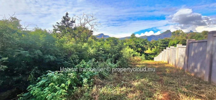 Implanté dans la zone industrielle de Pailles, ce terrain de 2 arpents 89 (12,219 m² / 3,215 toises) offre de belles ...